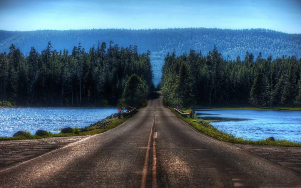 道路在黄石蒙大拿州Mac壁纸