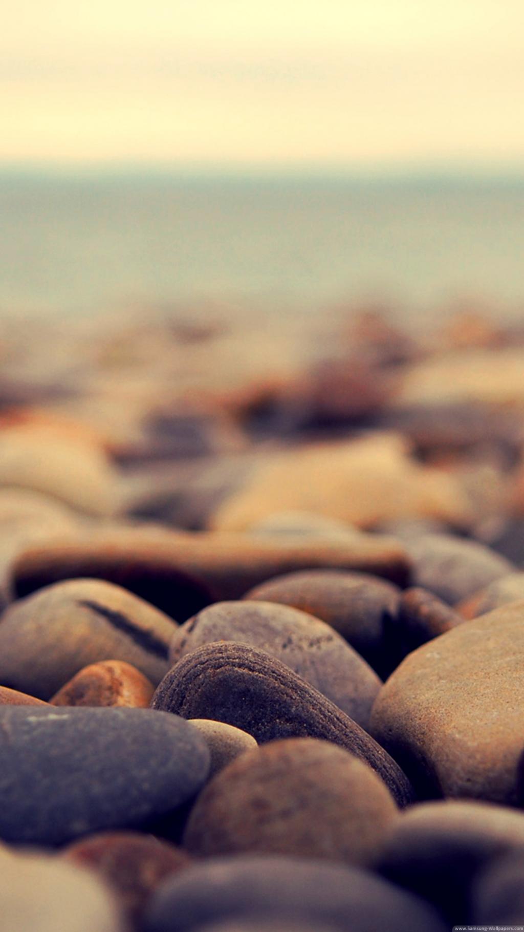 布朗鹅卵石在海滩iPhone 6加上HD墙纸